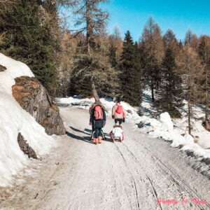 Passeggiata con i bambini sulla neve in Val di Fassa