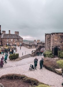 veduta del cortile del castello di edimburgo