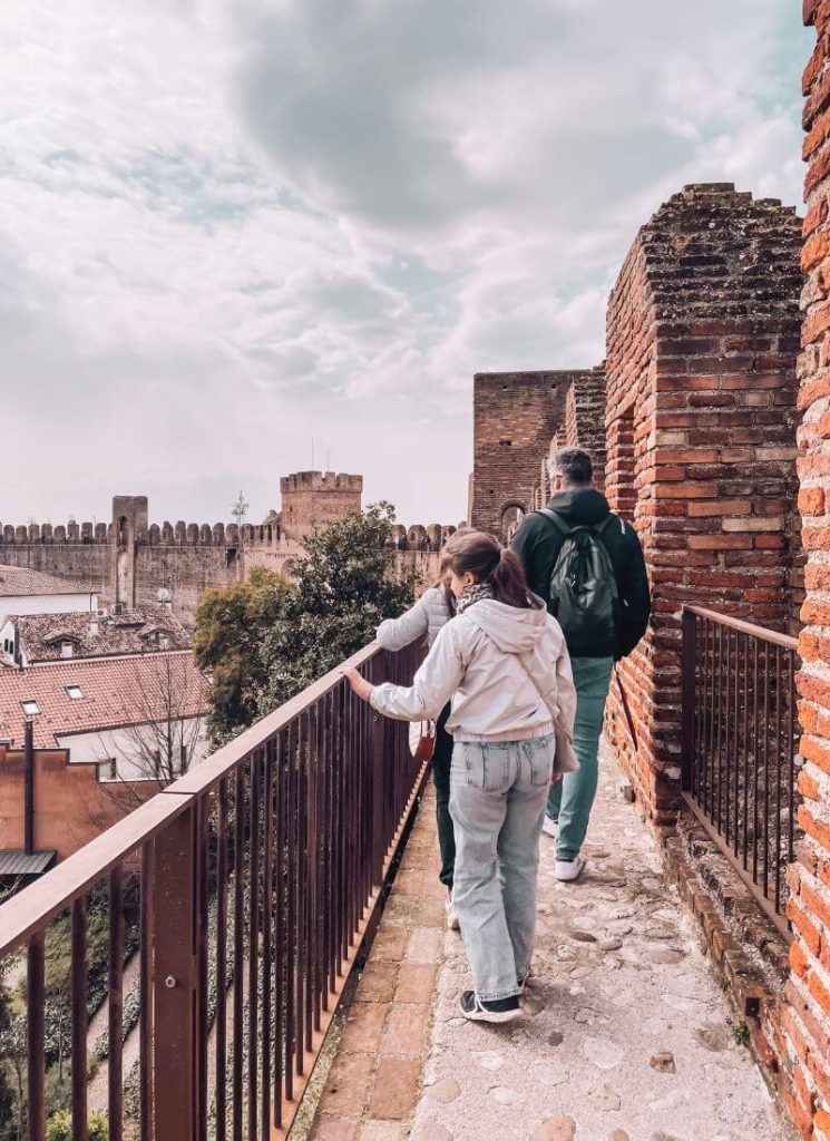 cittadella, camminamento di ronda con i bambini