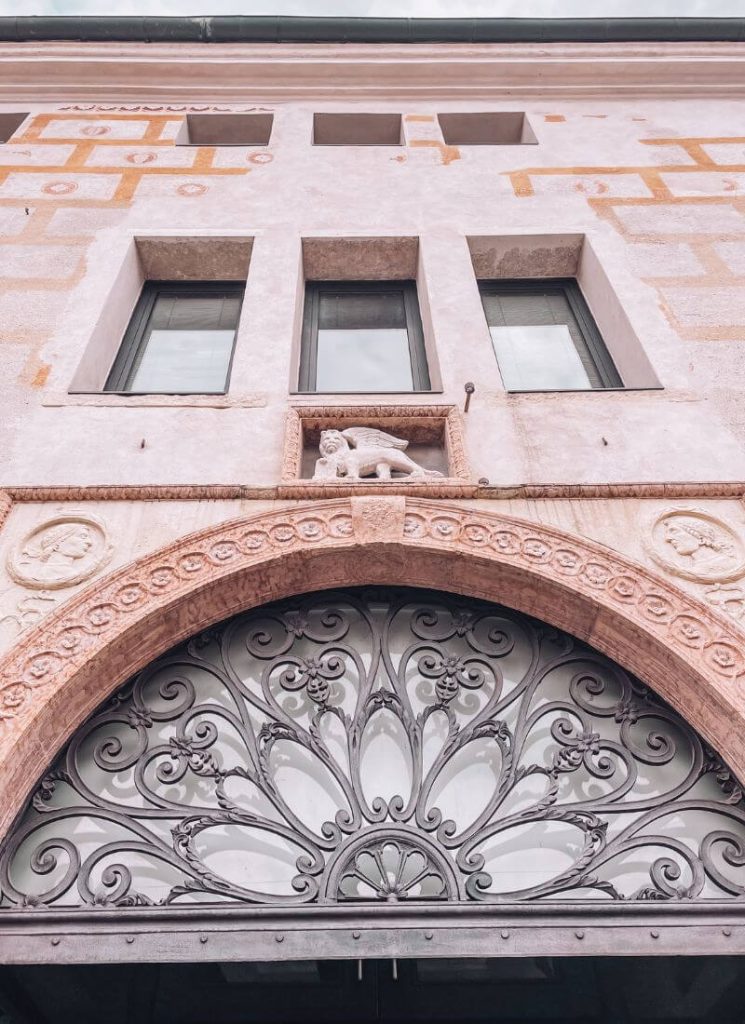 portone marmo rosa con leone di venezia del palazzo pretorio di cittadella
