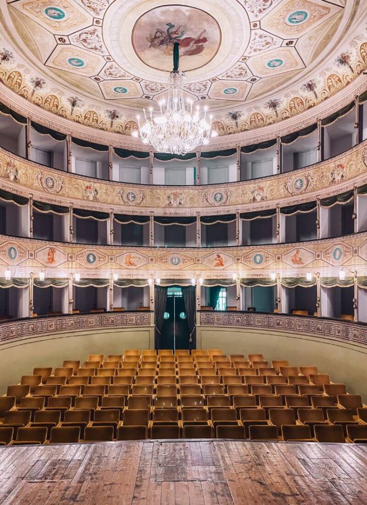 interno del teatro sociale di cittadella (padova) con affreschi, palchi e lampadario in vetro di murano