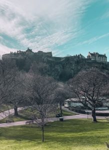 veduta del castello di edimburgo dai princes street gardens
