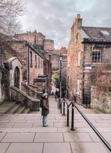 veduta del castello di edimburgo da the vennel