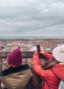 vista dal castello sulla città con i bambini