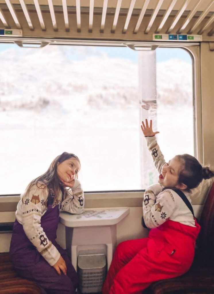 trenino del bernina con bambini